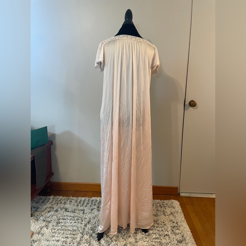 Vintage 2 piece Vanity Fair Cream Lace Trim Lingerie Nightgown and Robe - Picture 9 of 12